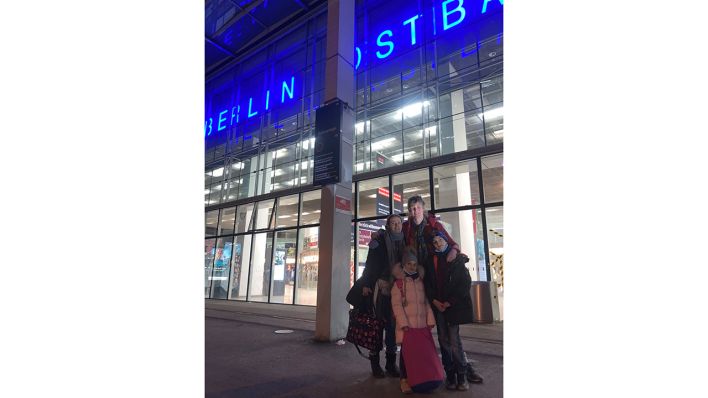 Julia und ihre Familie am Berliner Ostbahnhof (Quelle: privat)