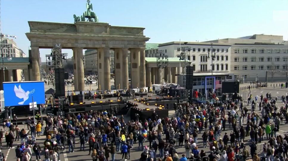 Menschen stehen beim Friedenskonzert vor dem Brandenburger Tor. (Quelle: RBB Kultur - Das Magazin)
