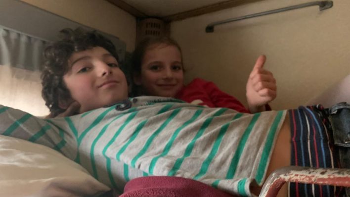 Die Ukrainerin Julia T. hat sich entschieden, mit ihren beiden Kindern aus der Ukraine zu fliehen. Die beiden Kinder im Zug. (Quelle: privat)