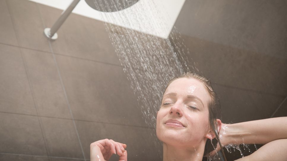 Eine junge Frau steht unter der Dusche und wäscht sich die Haare (Quelle: dpa/Christin Klose)
