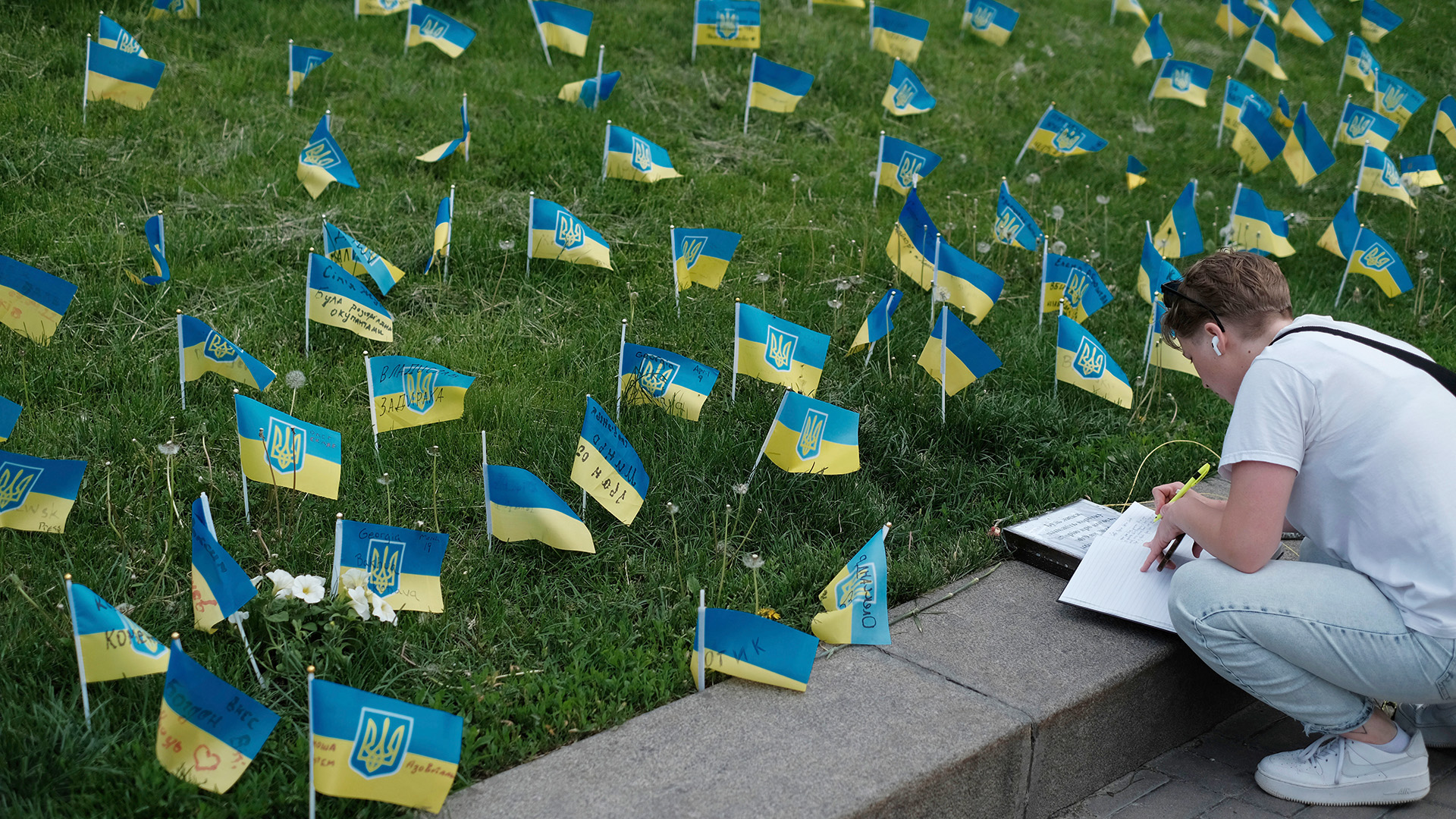 Mit ukrainischen Flaggen betrauen Menschen die Opfer der russischen Invasion am 21.05.2022 in Kiew. (Quelle: dpa/Hiroto Sekiguchi)