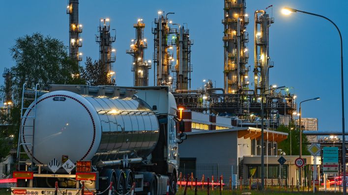 Die Anlagen der Erdölraffinerie auf dem Industriegelände der PCK-Raffinerie GmbH sind abends beleuchtet. (Quelle: dpa/Patrick Pleul)