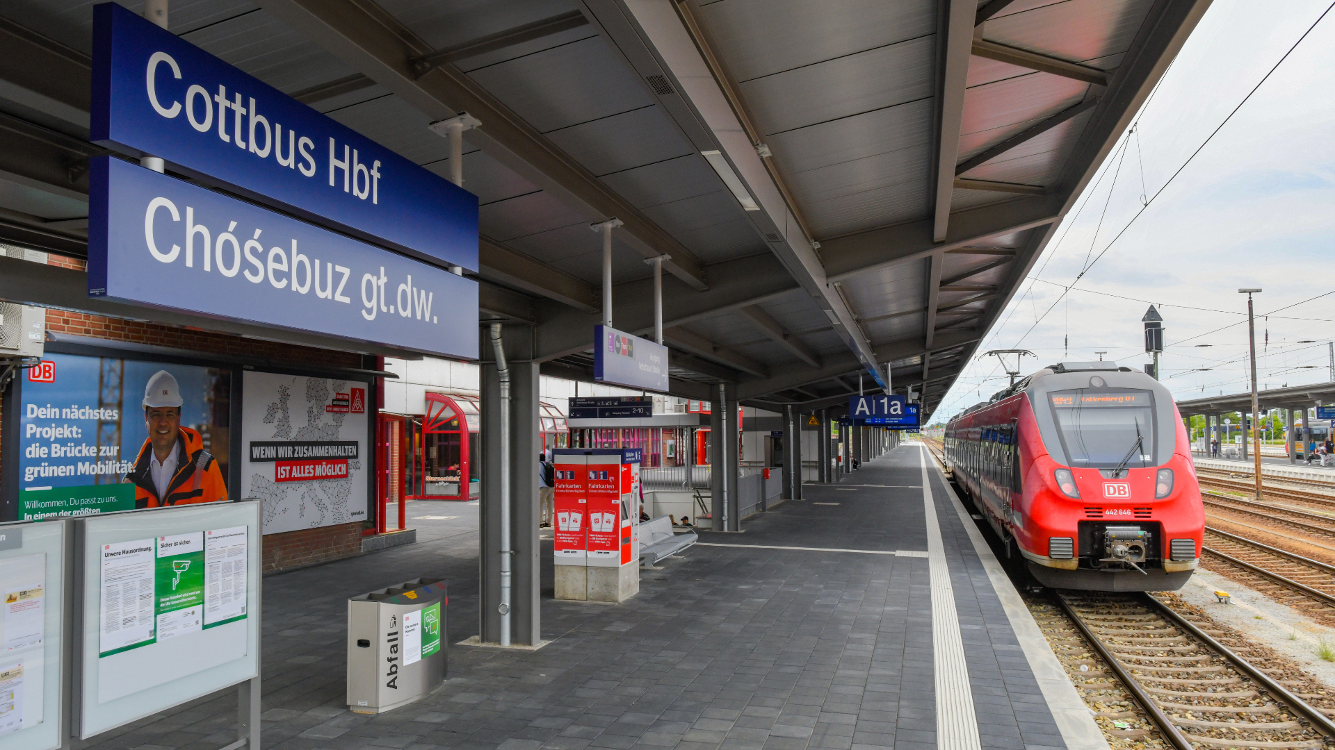 Der sanierte Bahnsteig 1 am Hauptbahnhof Cottbus. Die Bahn hat nach eigenen Angaben rund 30 Millionen Euro in den Umbau des Hauptbahnhofes in Cottbus investiert. (Quelle: Patrick Pleul/dpa)
