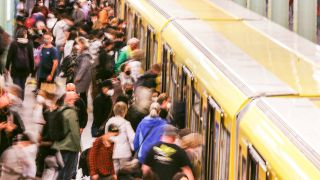 Eine U-Bahn in Berlin an einer Haltestelle, viele Menschen steigen ein. Bild: imago images/Jochen Eckel