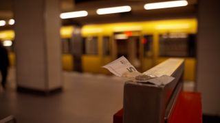 In einem U-Bahnhof der BVG liegen neun Euro. (Bild: rbb)