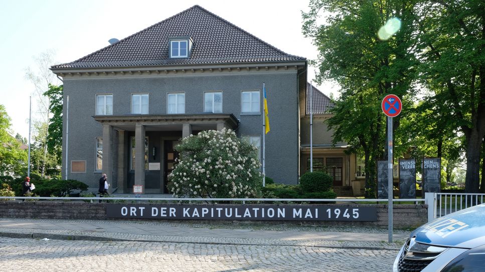 Vor dem Museum Karlshorst steht am 08.05.2022 "Ort der Kapitulation Mai 1945" anstatt wie bisher "Deutsch-Russisches Museum". (Quelle: rbb24/Caroline Winkler)