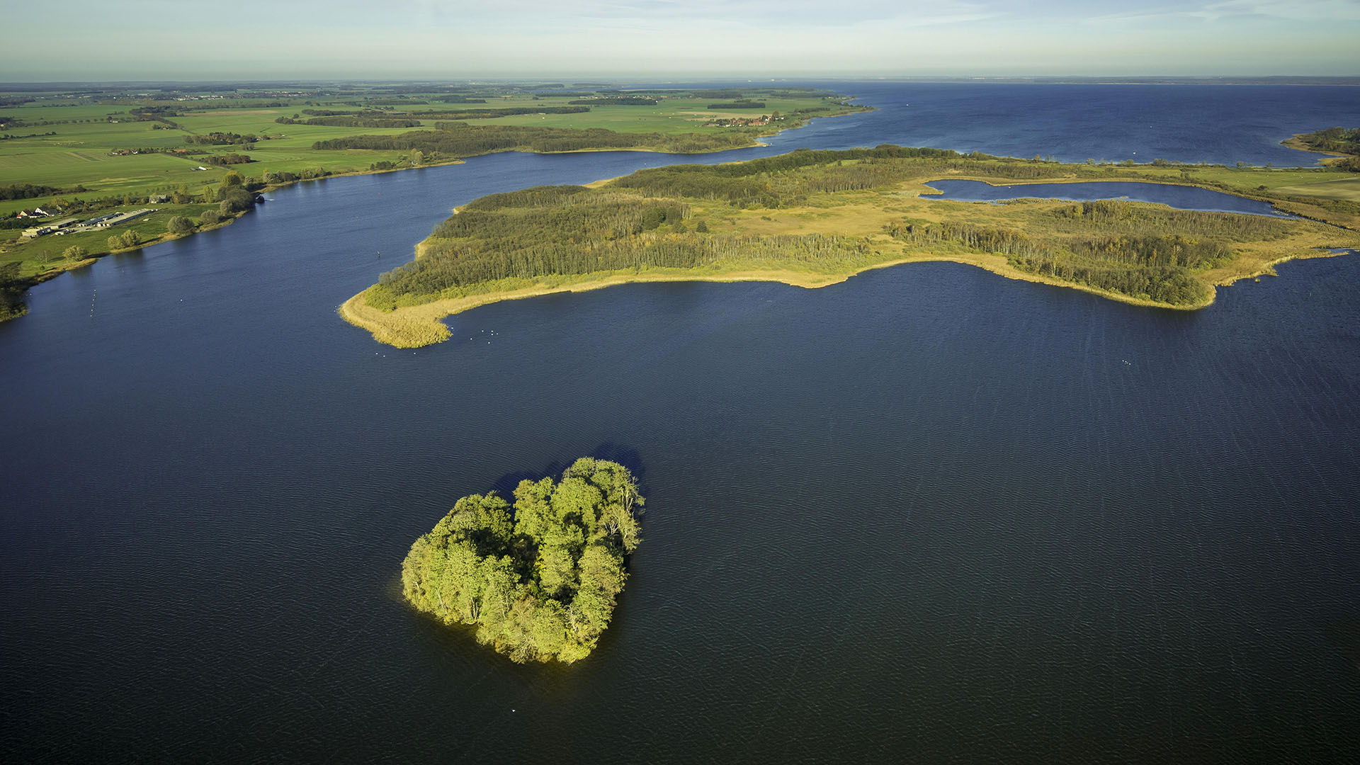 Kleine Mueritz mit herzfoermiger Insel Baumwall Herzinsel an der Mecklenburgischen Seenplatte bei Rechlin (Quelle: dpa/H. Blossey)