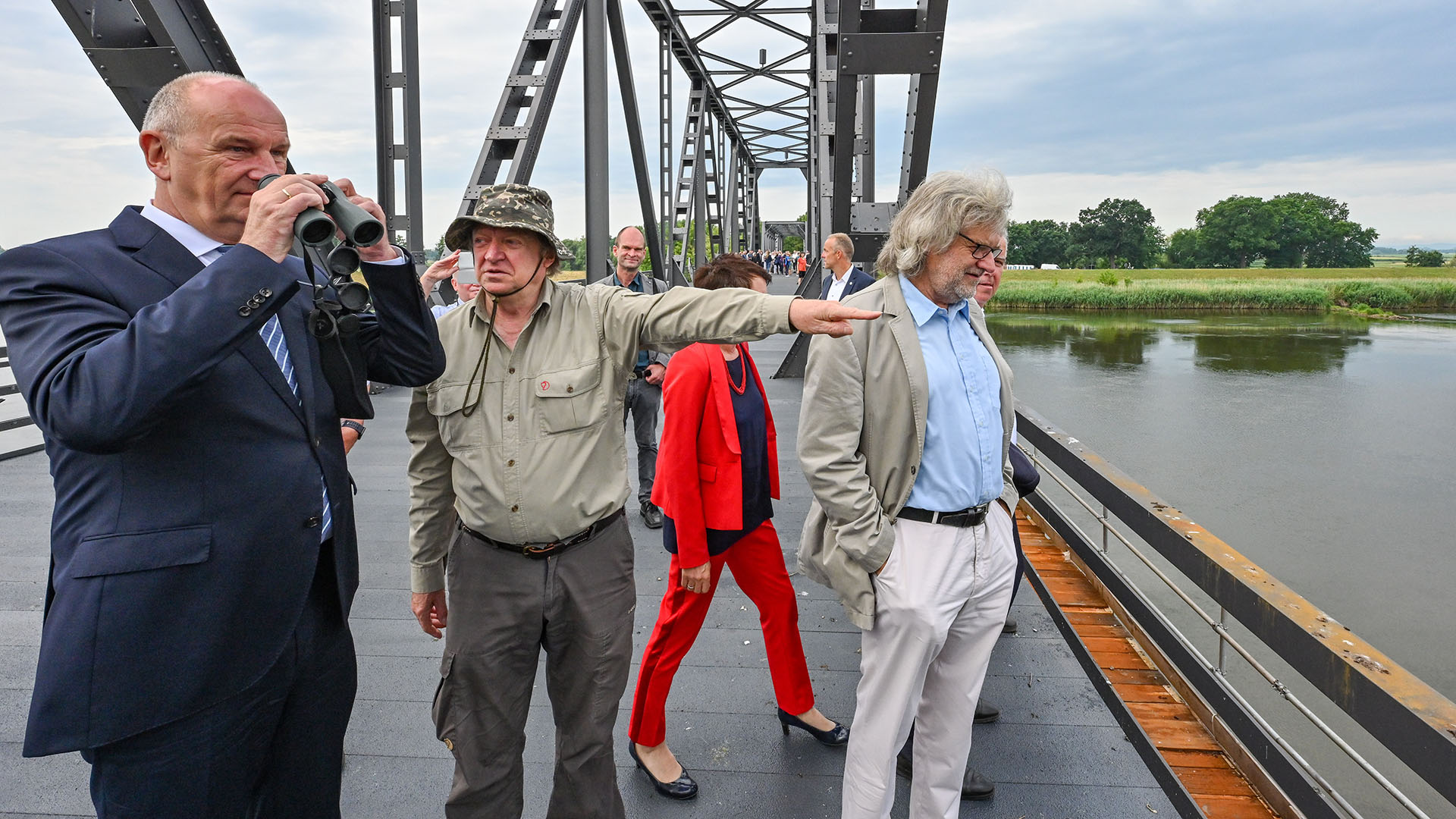 Dietmar Woidke (l, SPD), Ministerpräsident von Brandenburg, schaut zur Eröffnung der Europabrücke, die über dem deutsch-polnischen Grenzfluss Oder eine Verbindung zwischen beiden Ländern schafft, durch ein Fernglas. (Quelle: dpa/Patrick Pleul)