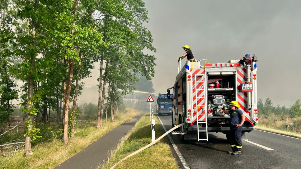 Die Feuerwehr ist in einem Waldstück bei einem Waldbrand im Einsatz. Die vom Waldbrand in Treuenbrietzen nahe Berlin betroffene Fläche hat sich in der Nacht zum Sonntag ausgedehnt. (Quelle: dpa/TNN/Thomas Schulz)