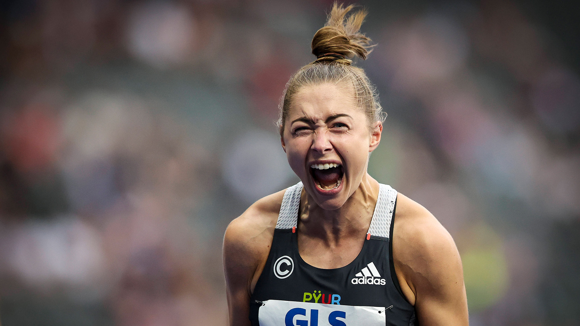 Gina Lückenkemper nach ihrem Sieg über die 100 Meter (Bild: IMAGO / Beautiful Sports)