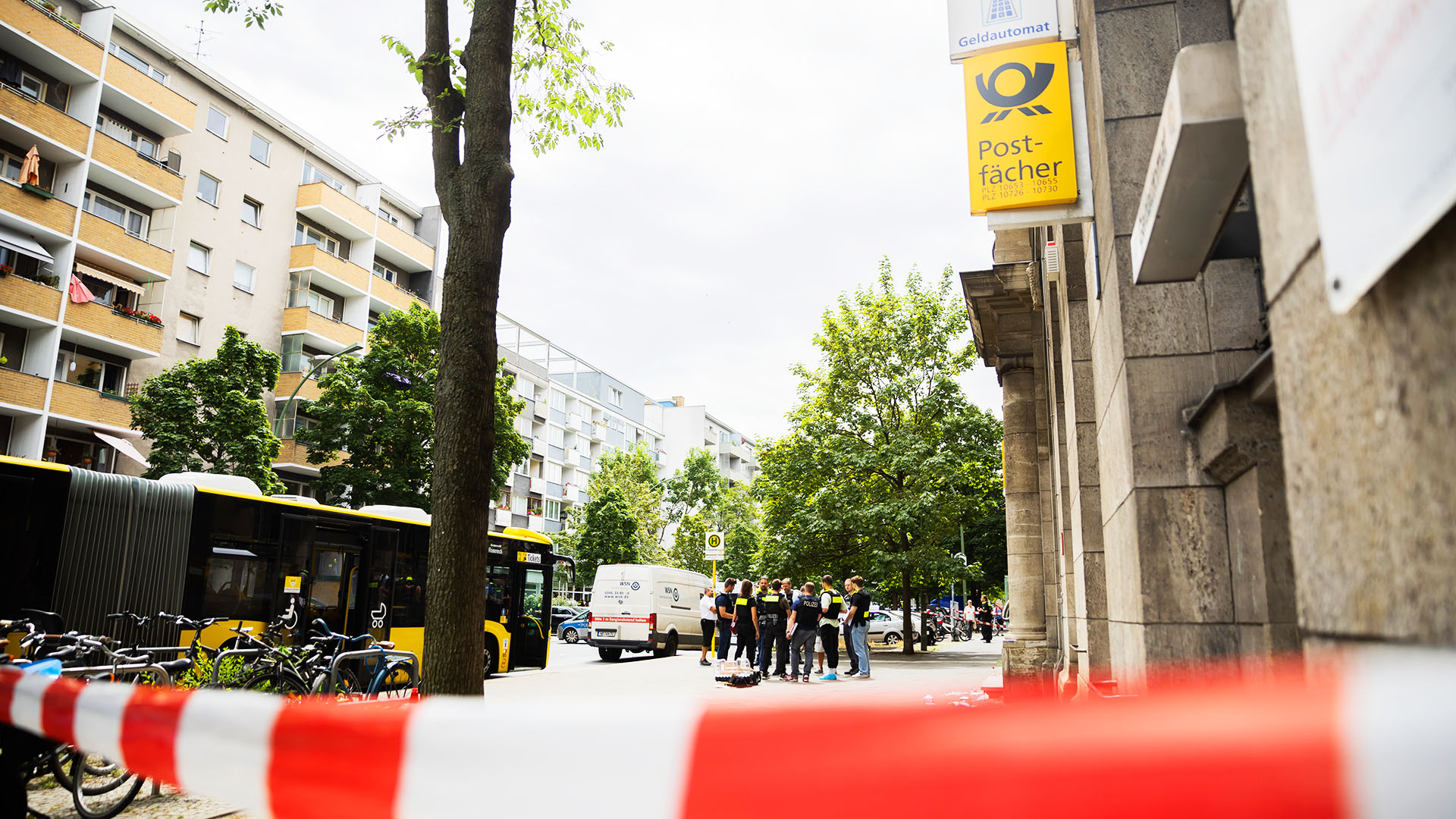 Ein Werttransporter steht bei einem Polizeieinsatz im Berliner Bezirk Wilmersdorf in der Uhlandstraße vor einer Postbankfiliale. (Quelle: dpa/C.Soeder)