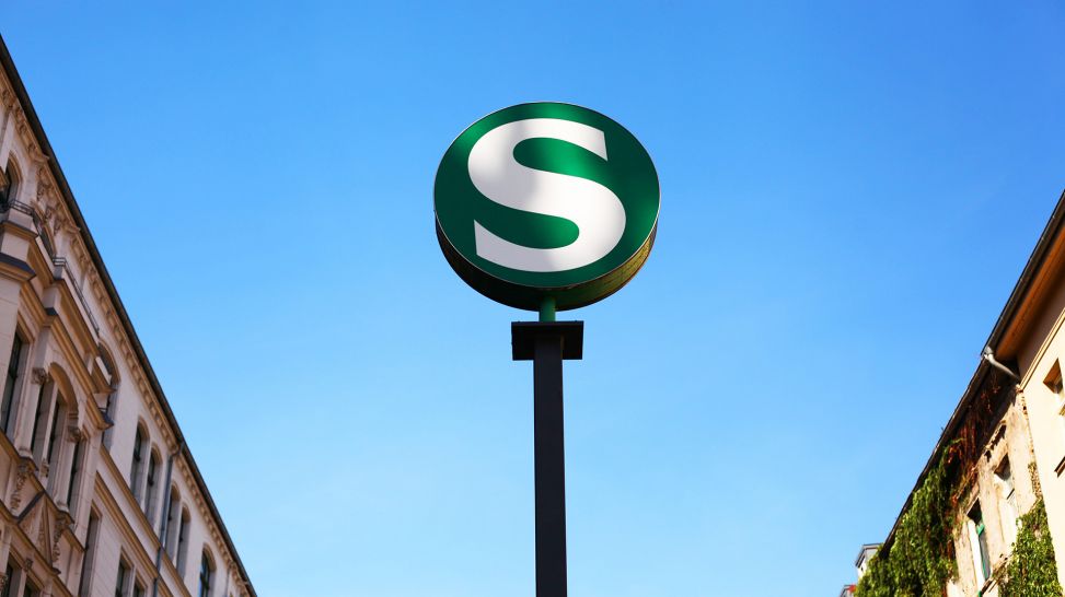Symbolbild: Das Logo der Berliner S-Bahn (Quelle: dpa/Wolfram Steinberg)
