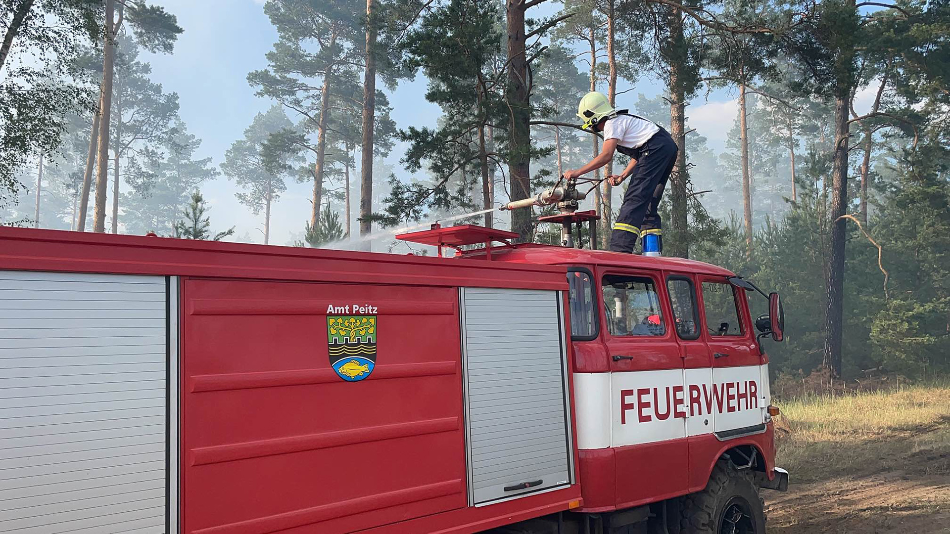 Ein Feuerwehrmann löscht am 04.07.2022 einen Brand in der Lieberoser Heide. (Quelle: rbb/Josefine Jahn)