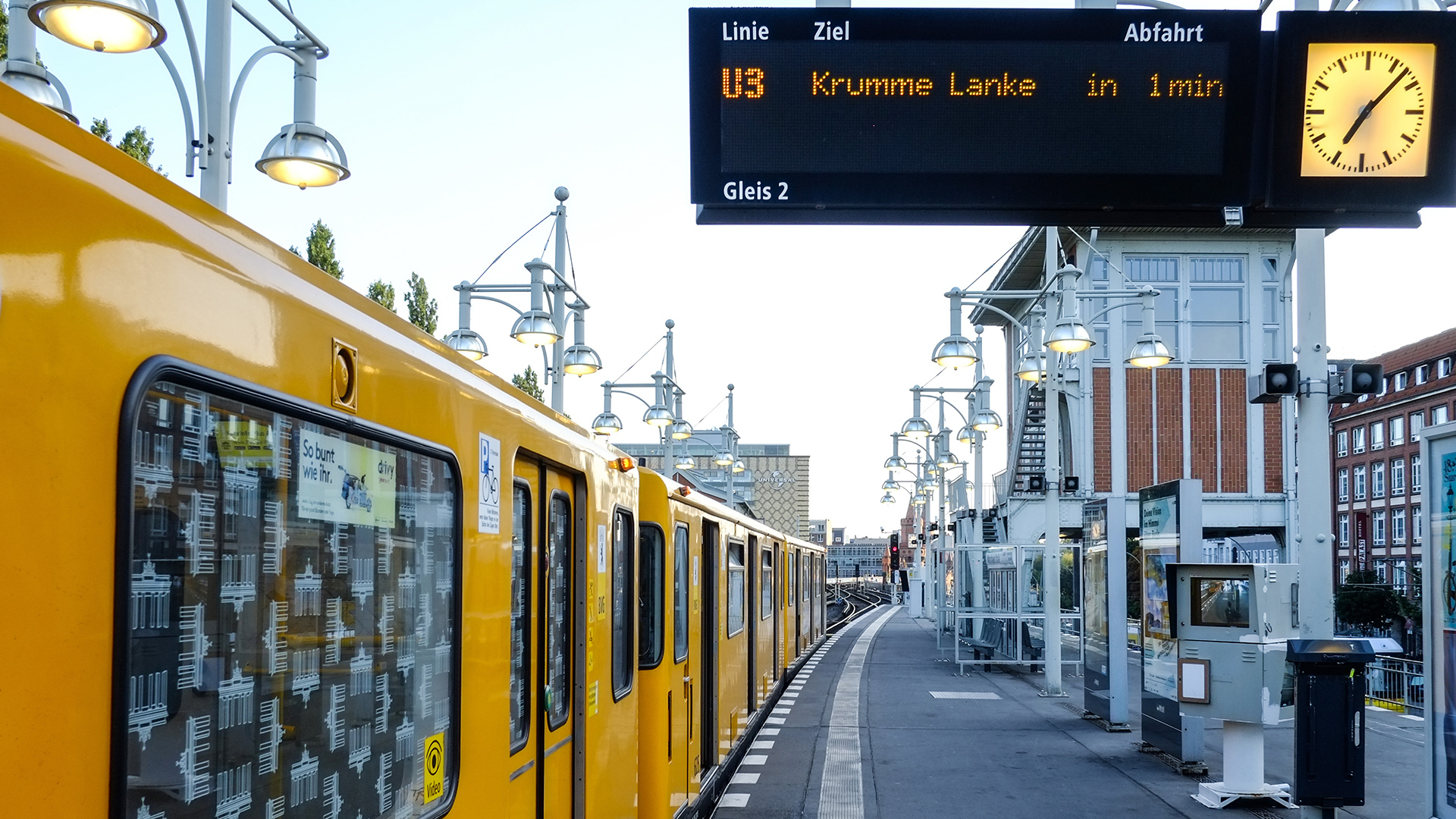 Eine U-Bahn der Linie U3 steht am 02.09.2019 im Bahnhof Warschauer Straße an einem Bahnsteig. (Quelle: dpa/Stefan Jaitner)