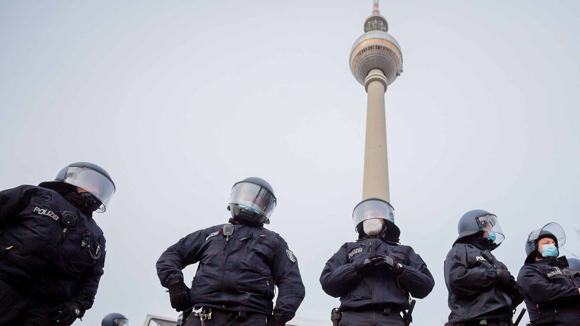 Polizisten stehen am 28.03.2021 bei einer Demonstration gegen die Corona-Maßnahmen vor dem Berliner Fernsehturm. (Quelle. dpa/Christoph Soeder)