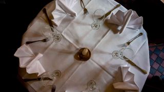 Ein gedeckter Tisch ist in einem französischen Restaurant in Potsdam zu sehen. (Foto: Christoph Soeder/dpa)