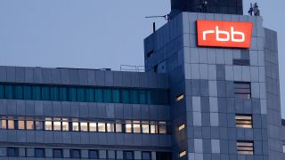 Symbolbild: Fassade des Senders RBB (Quelle: dpa/Carsten Koall)