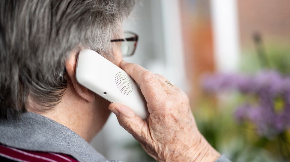 Symbolbild: Eine ältere Dame hält ein Telefon in ihren Händen. (Quelle: dpa/Matthias Balk)