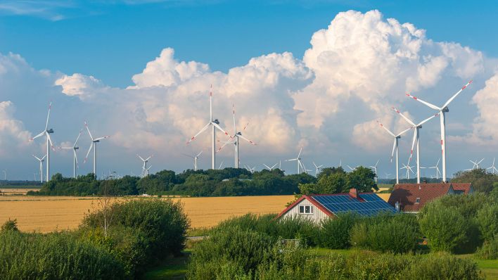 Windkraftanlagen in den Marschen der Reussenköge, Gebäude mit Solaranlage (Quelle: dpa/Wolfgang Diederich)