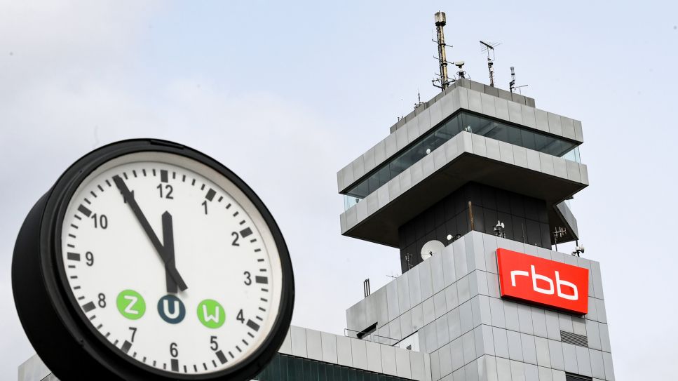 Eine Uhr, deren Zeiger auf fünf vor zwölf stehen, steht nahe des Gebäudes vom Fernsehsender und Radiosender Rundfunk Berlin-Brandenburg rbb in der Masurenallee.(Quelle:dpa/J.Kalaene)