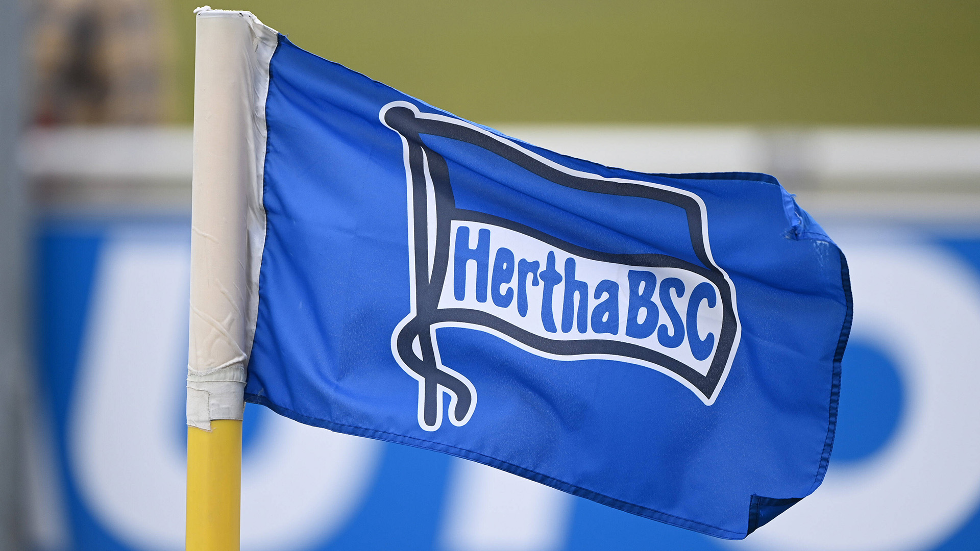Das Logo von Hertha BSC auf einer Eckfahne (Bild: IMAGO/Matthias Koch)