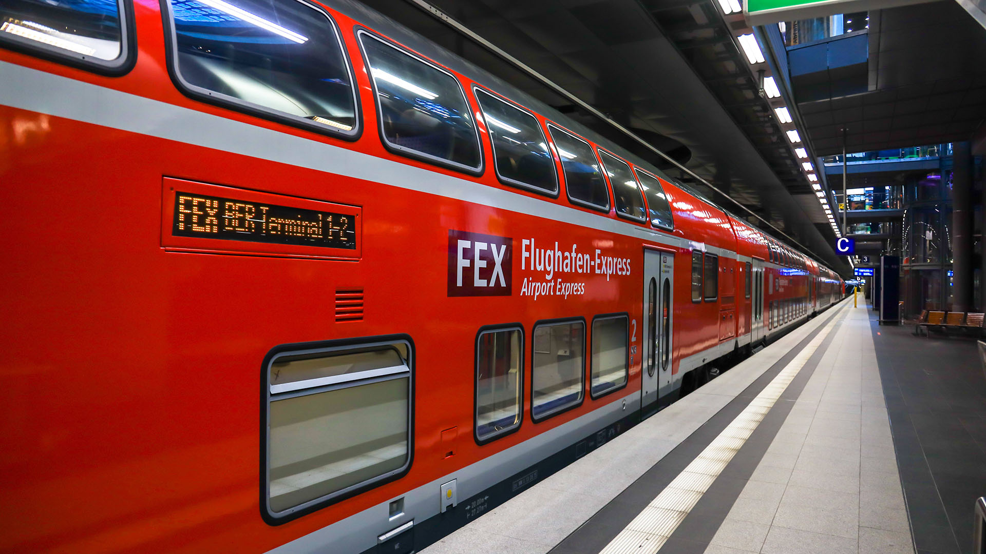 Der Flughafenexpress FEX steht am 07.11.2020 an Berliner Hauptbahnhof (Quelle: imago images/Rüdiger Wölk)