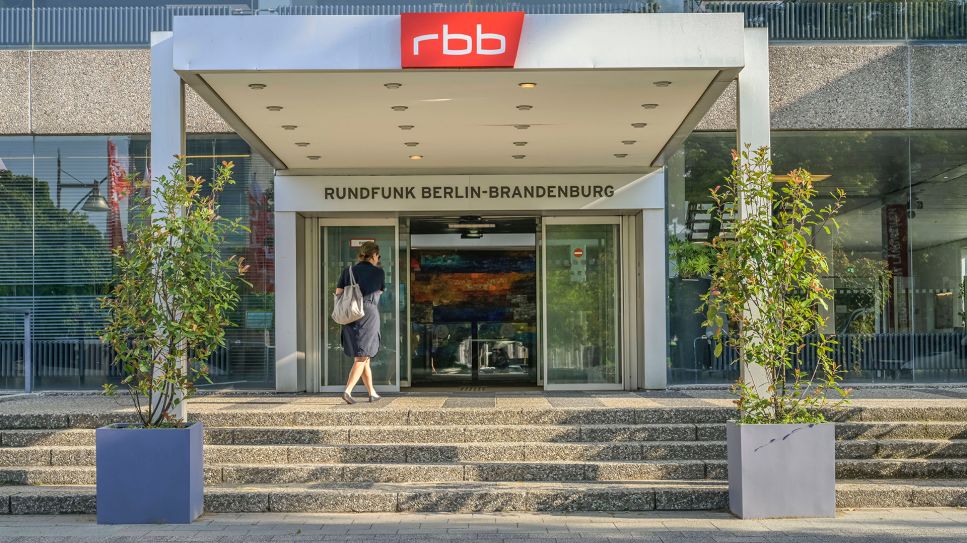Der Haupteingang des RBB, Rundfunk Berlin Brandenburg, am 16. August 2022. (Quelle: imago images)
