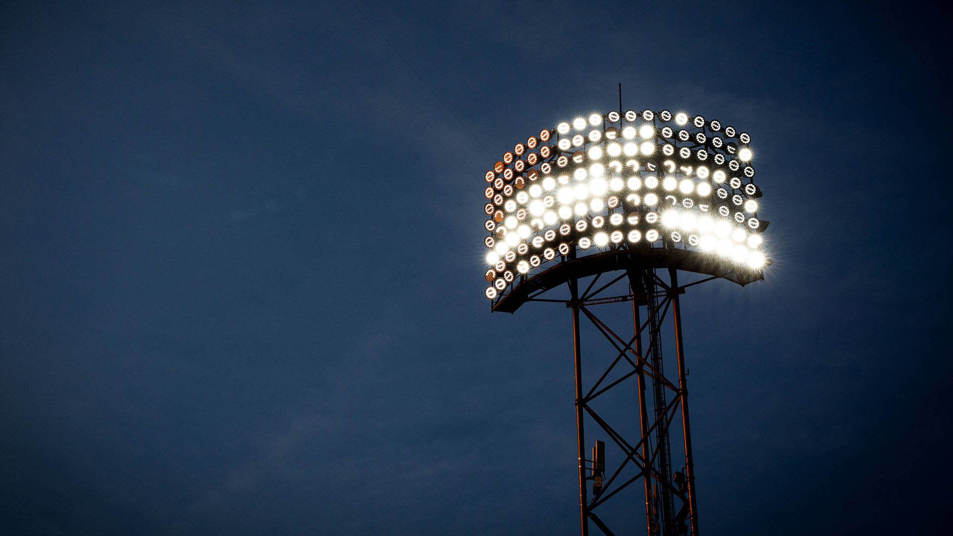 Ein leuchtender Flutlichtmast (imago images/Beautiful Sports)