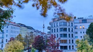 Die Blätter der Bäume am Berliner Wasserturm bewegen sich am 21.10.2021 in den aufkommenden Windböen. (Quelle: dpa/Annette Riedl)