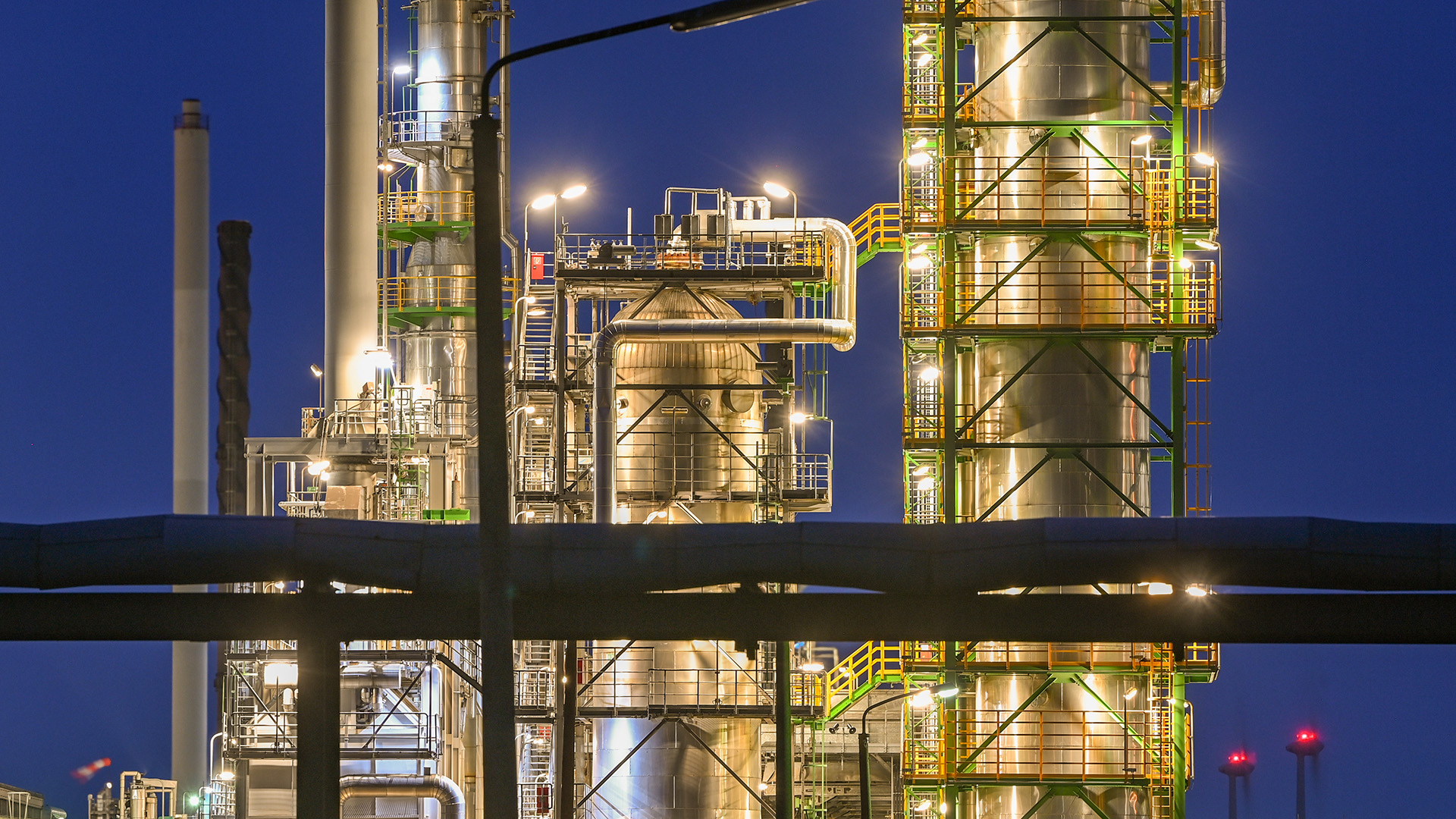 Die Anlagen der Erdölraffinerie auf dem Industriegelände der PCK-Raffinerie GmbH (Quelle: dpa/Patrick Pleul)