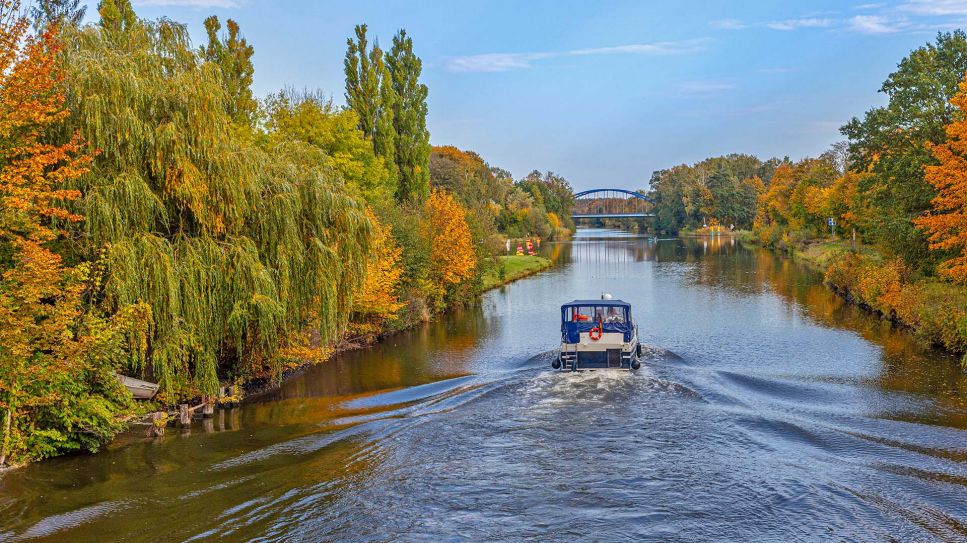 Archivbild: Ein Boot fährt auf dem Oder-Havel-Kanal. (Quelle:dpa/M.Tricatelle)
