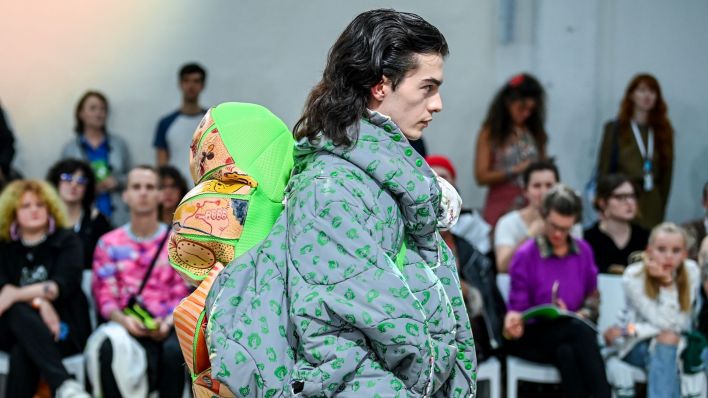Ein Model präsentiert bei der Show "Aspiring Designers" eine Kreation des Labels Sveason auf der Modemesse Neo.Fashion in den Reinbeckhallen anlässlich der Berlin Fashion Week. (Quelle: dpa/Jens Kalaene)
