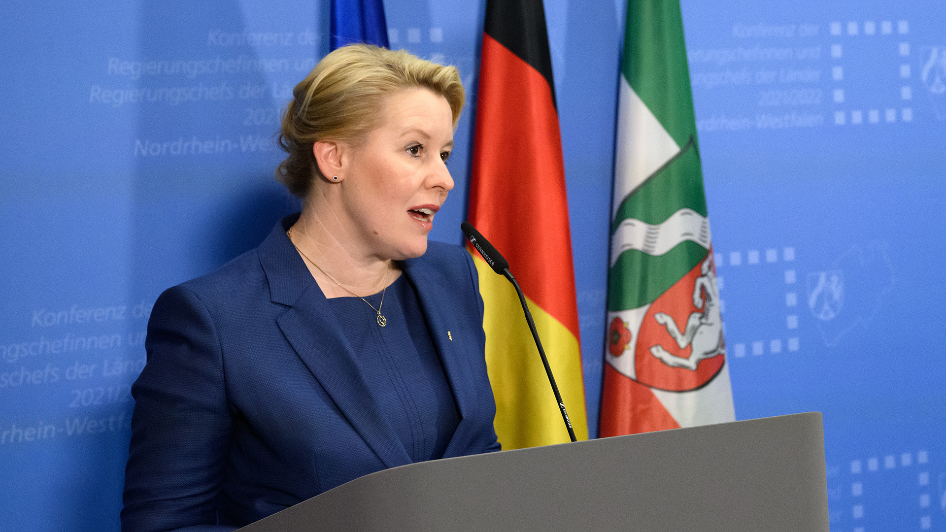 Franziska Giffey (SPD), Regierende Bürgermeisterin von Berlin, äußert sich bei einer Pressekonferenz nach der Ministerpräsidentenkonferenz (MPK) in der NRW-Landesvertretung. (Quelle: dpa/B. Jutrczenka)
