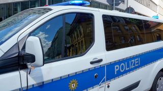 Symbolbild:Polizeifahrzeug der Berliner Polizei mit Blaulicht und Schriftzug. (Quelle: dpa/Reuhl)