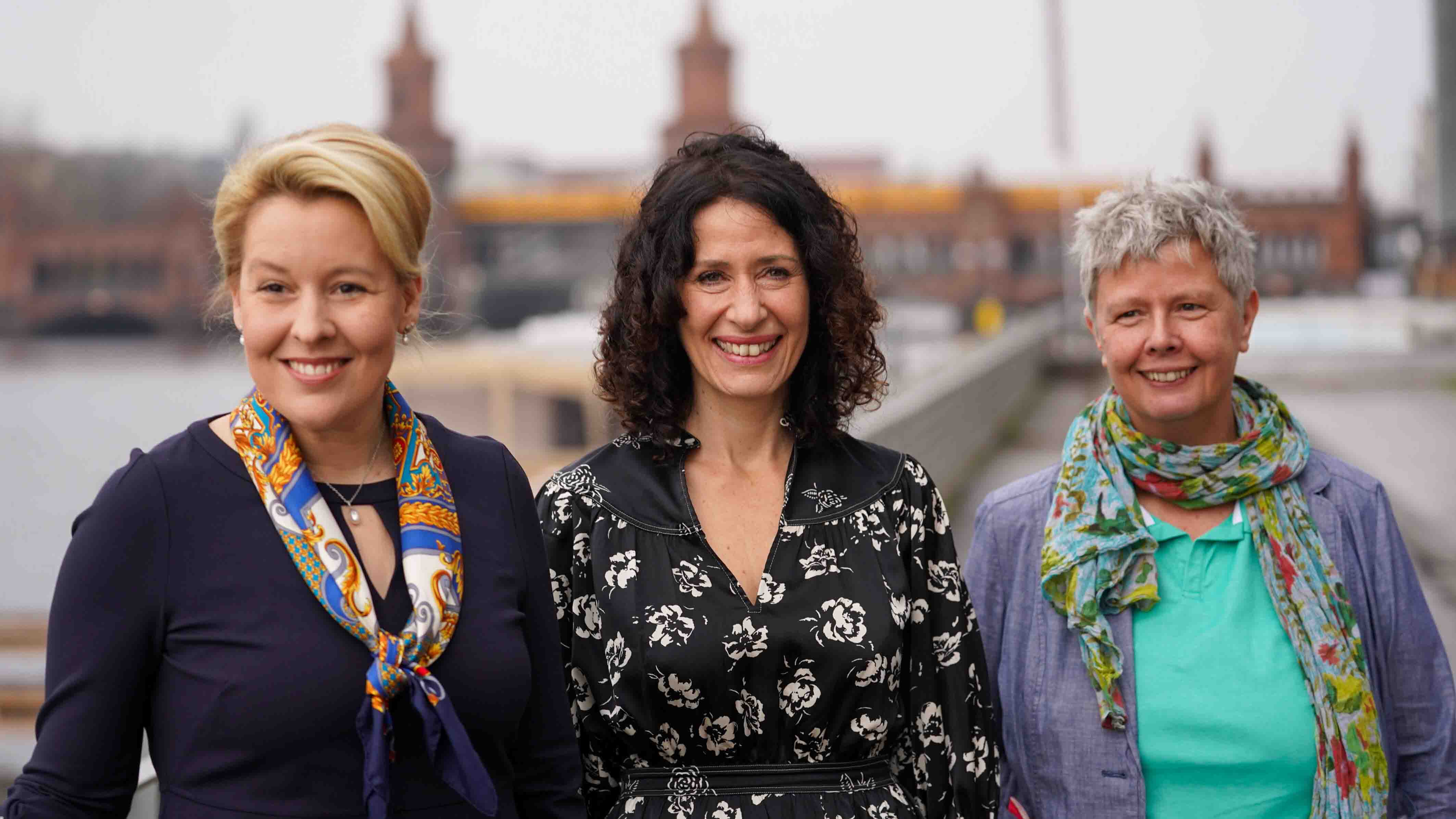 v.l. Franziska Giffey SPD, Bettina Jarasch B90/Die Grünen, Katina Schubert Die Linke (Bild: imago images/Reuhl)