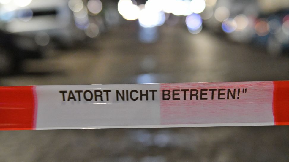 Symbolbild: Ein Absperrband der Polizei mit der Aufschrift "Tatort nicht betreten" markiert am 22.03.2017 in Berlin den Bereich eines Tatortes. (Quelle: dpa/Paul Zinken)