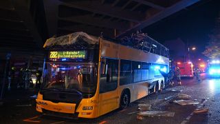 Ein Doppeldeckerbus der Linie 282 steht zerstört unter einer Brücke an der Bergstraße in Steglitz.(Quelle:dpa/P.Zinken)