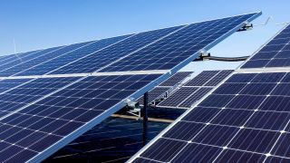 Symbolfoto: Solarmodule sind in einer Photovoltaikanlage bei Welzow zu sehen (Quelle: dpa/Andreas Franke)