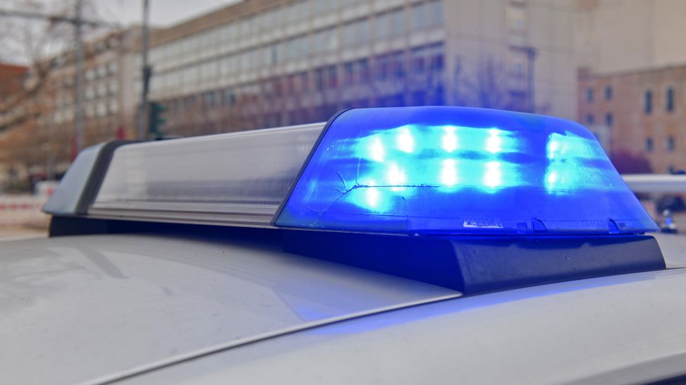 Symbolbild:Blaulicht eines Polizeiautos.(Quelle:dpa/Reuhl)