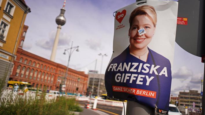 Wahlen, eine Zeit, in der man auffallen muss. Man möchte gesehen werden und  die Wahlbotschaft deutlich kommunizieren. Nutzen Sie Wahlplakate als  starkes Kommunikationsmittel. Exklusiv für Wiederverkäufer.