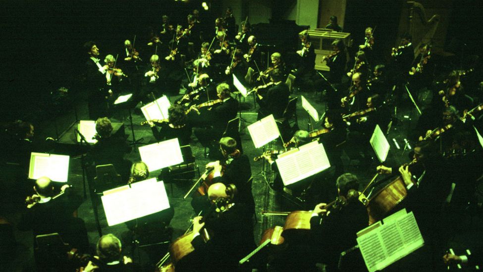 Kreizberg bei einer Probe mit dem Orchester der Komischen Oper Berlin. - Foto, Februar 1996. (Quelle: akg-images/Bruni Meya)