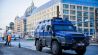 Ein gepanzertes Polizeifahrzeug steht auf der Karl-Liebknecht-Straße vor einem Hotel. In dem Hotel Radisson Blue war das riesige Sea Life Aquarium geplatzt. (Quelle: dpa/Christoph Soeder)