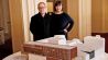 Philip Bröking und Susanne Moser, Intendanzduo der Komischen Oper Berlin, stehen hinter einem Modell zum Umbau des Hauses. (Quelle: dpa/Carsten Koall)
