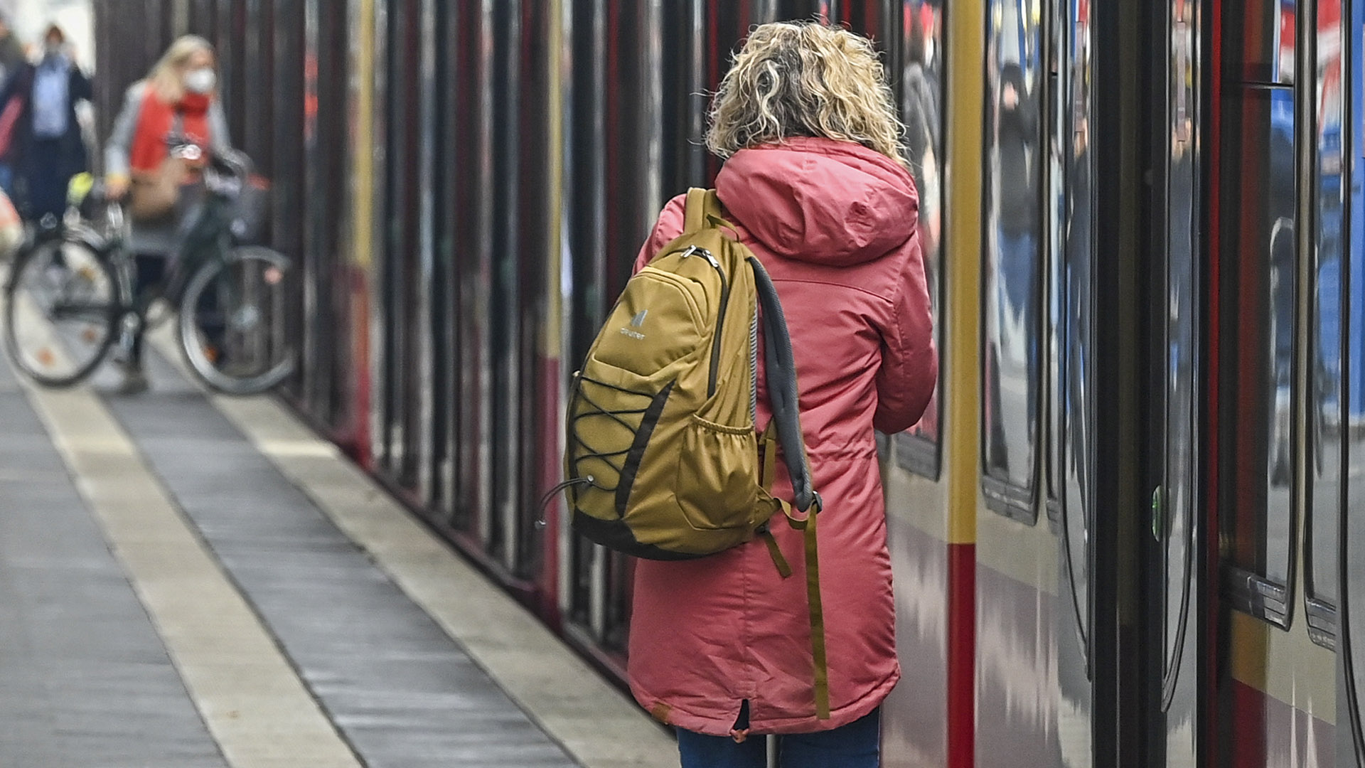 Symbolbild:Eine Frau steigt in eine S-Bahn ein.(Quelle:dpa/J.Kalaene)
