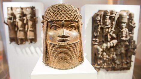 Drei Raubkunst-Bronzen aus dem Land Benin in Westafrika sind im Museum für Kunst und Gewerbe (MKG) in einer Vitrine ausgestellt. (Quelle: dpa/Daniel Bockwoldt)