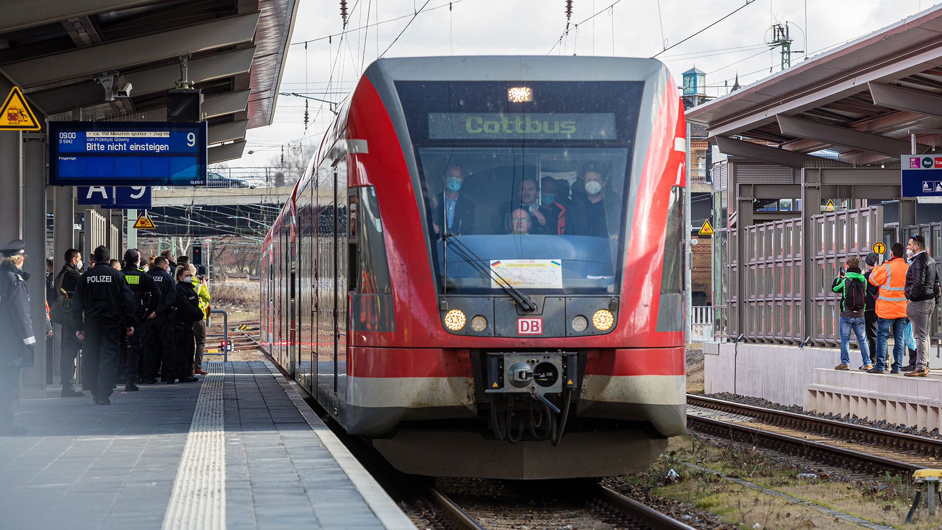 Ein Zug kommt am Hauptbahnhof in Cottbus an. (Quelle: dpa/Frank Hammerschmidt)
