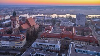 Blick auf das Stadtzentrum mit der Marienkirche (l) und dem Hauptgebäude der Europa-Universität Viadrina. (Quelle: dpa/Patrick Pleul)