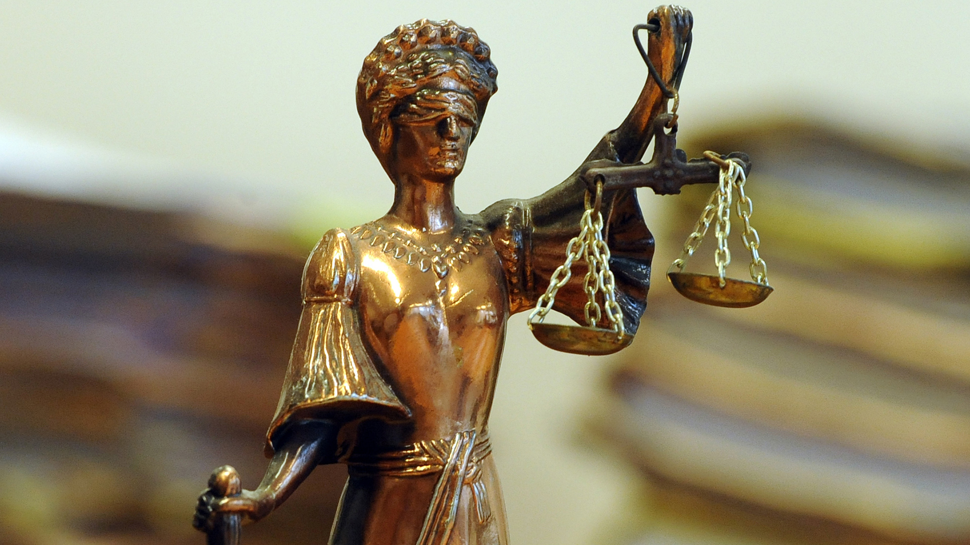 Symbolbild: Eine goldfarbene Justitia-Figur steht im Landgericht. (Quelle: dpa/B. Pedersen)