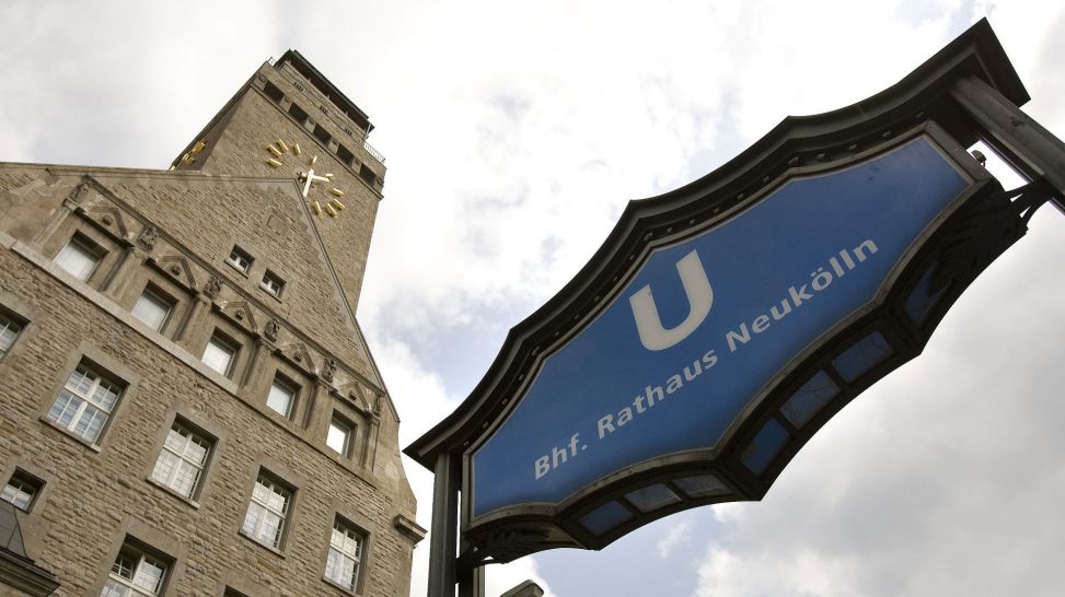 Der U-Bahnhof Rathaus Neukölln und das Rathaus in Berlin-Neukölln. (Quelle: dpa)