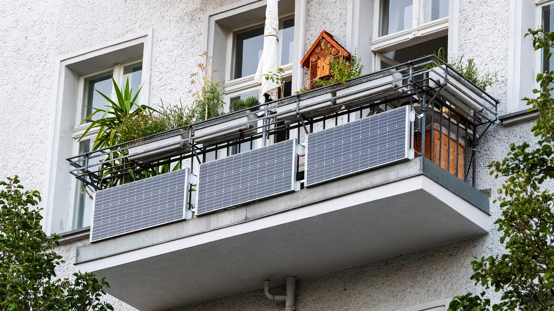 Archivbild: Solarmodule für sogenannte Balkonkraftwerke hängen an Balkonen in Berlin Friedrichshain. (Quelle: dpa/B. Diekjobst)